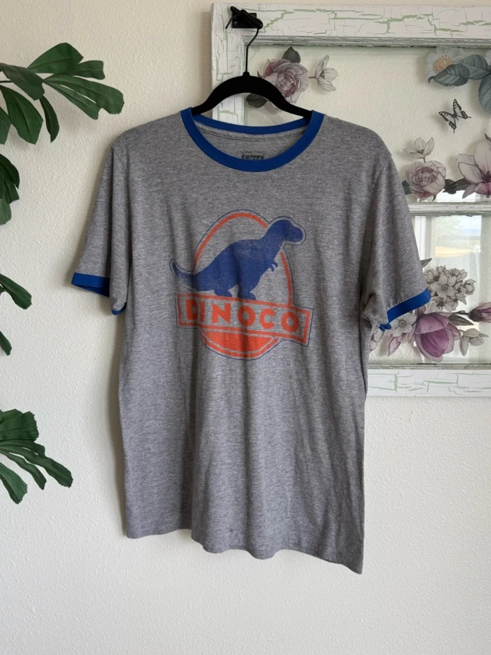 Disney Pixar Cars Dinoco Gray Short-Sleeve Tee with Blue Trim Size M unisex